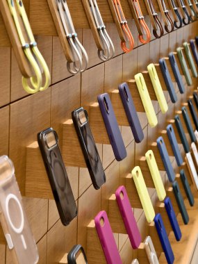 Canlı pastel renkli telefon kılıfları çeşitli doku ve stilleri sistematik olarak sergilerler..