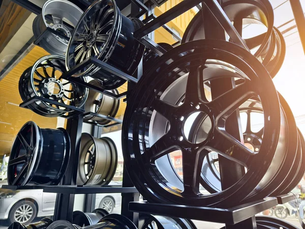 Krom tekerlekler ve sıcak aydınlatma içeren lüks otomotiv görüntüsü.