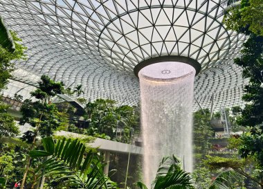 SINGAPORE - 18 Kasım 2025: Jewel Changi Havalimanı 'nda yağmur Girdabı manzarası.