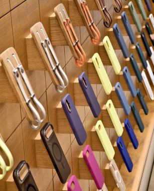 Canlı pastel renkli telefon kılıfları çeşitli doku ve stilleri sistematik olarak sergilerler..