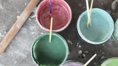 Seramik atölyesinde konserveler dolusu boya..