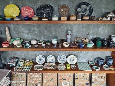 Sıcak kırsal dekorun ortasında el yapımı çanak çömlek sergilemek için davet edilen atölye ve sosyal mekan.