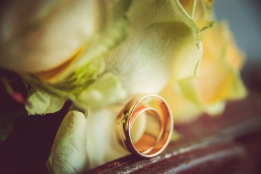 Çiçekler üzerinde altın yüzük.