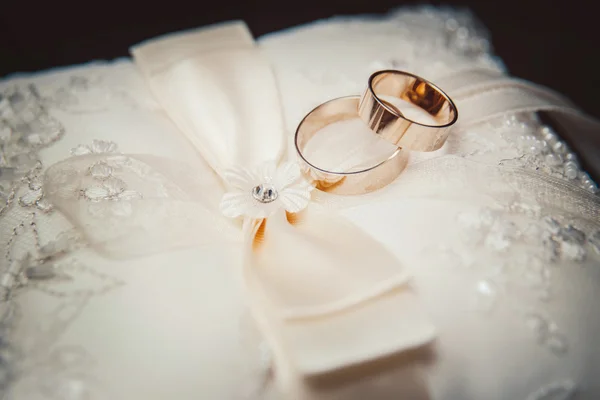 A párnán arany gyűrűk. — Stock Fotó