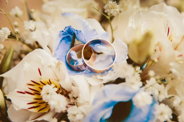 Gyllene ringar med blommor. — Stockfoto