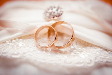 Yastık üzerinde altın yüzük