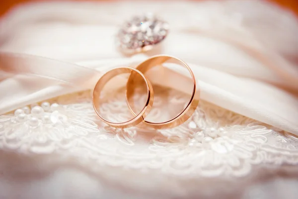 A párnán arany gyűrűk — Stock Fotó