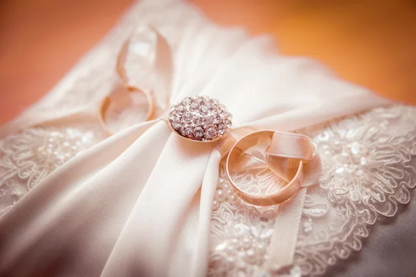 Anillos dorados en la almohada — Foto de Stock