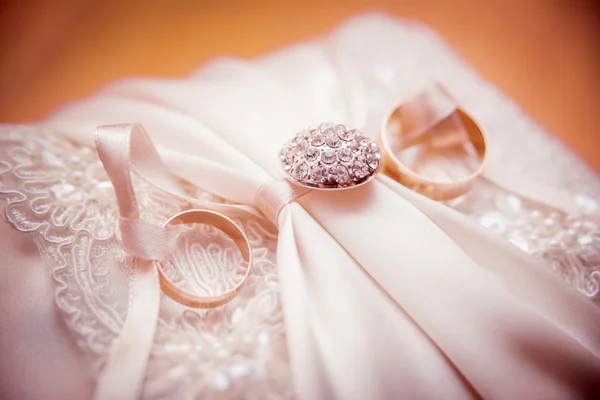 Zlaté prsteny na polštáři. — Stock fotografie