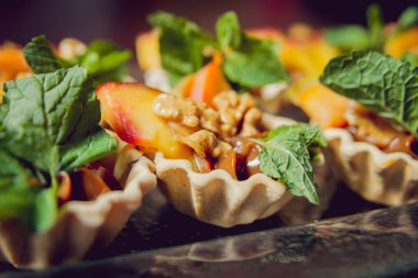 Nane ve meyve ile tartlets