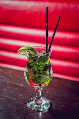 Kokteyller nane ve limon ile