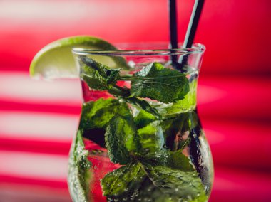Kokteyller nane ve limon ile