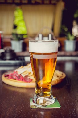 Et ve patates kızartması kurulu bira ile kesme