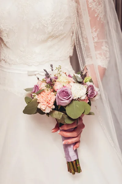 Noiva segurando buquê de casamento — Fotografia de Stock