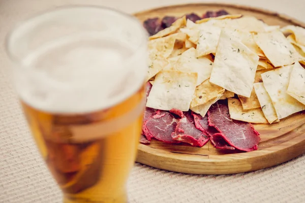 Kött och marker skära styrelsen med öl — Stockfoto