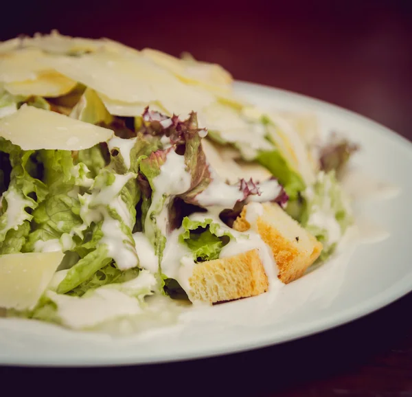 Salada fresca com peixe — Fotografia de Stock