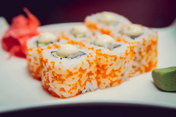 Sushi fehér tálcán — Stock Fotó