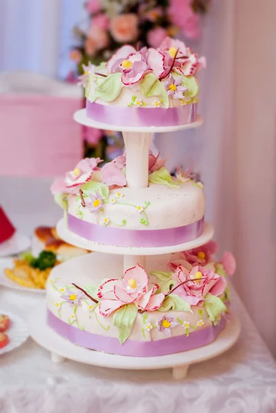 Esküvői torta, virágok és szalagok — Stock Fotó