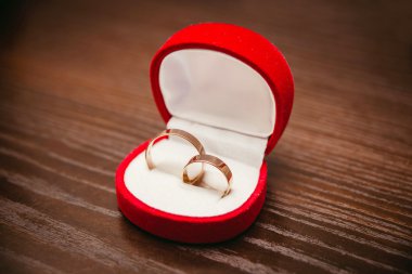 Kırmızı bir kutu içinde altın yüzük