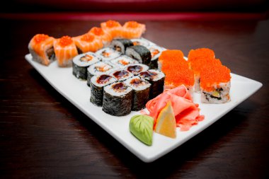 Beyaz tabakta suşi.