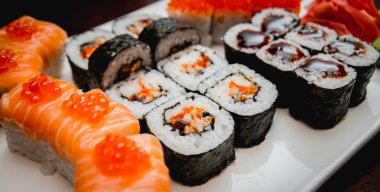 Beyaz tabakta suşi.