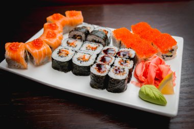 Beyaz tabakta suşi.