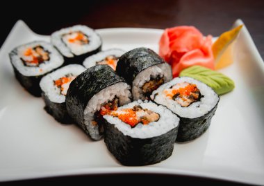 Beyaz tabakta suşi.