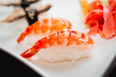 Beyaz tabakta suşi.