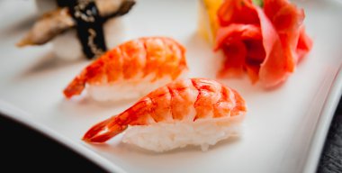 Beyaz tabakta suşi.