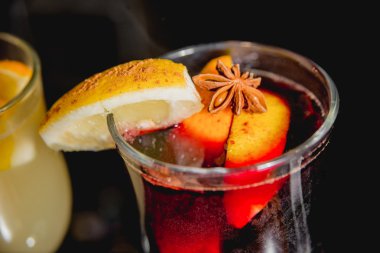 turuncu ile kırmızı kokteyl 