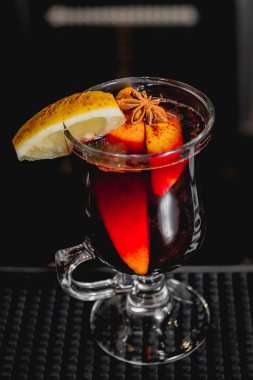 turuncu ile kırmızı kokteyl 