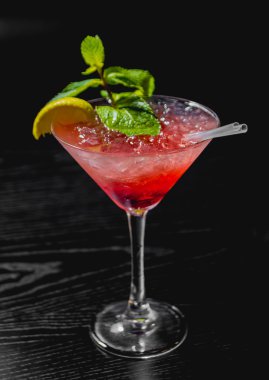 Kırmızı kokteyl limon ve nane ile 