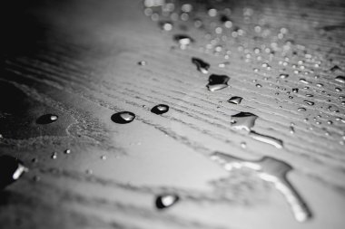 Siyah masanın üstünde su damlaları