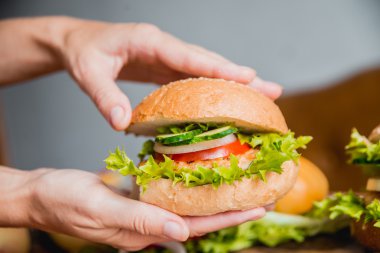 elinde büyük hamburger