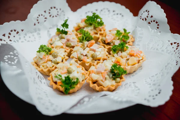 Sallad i tartlets smördeg — Stockfoto