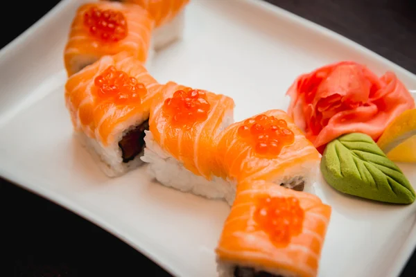 Sushi fehér tálcán — Stock Fotó