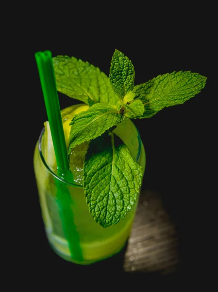 Gröna cocktailbar på — Stockfoto