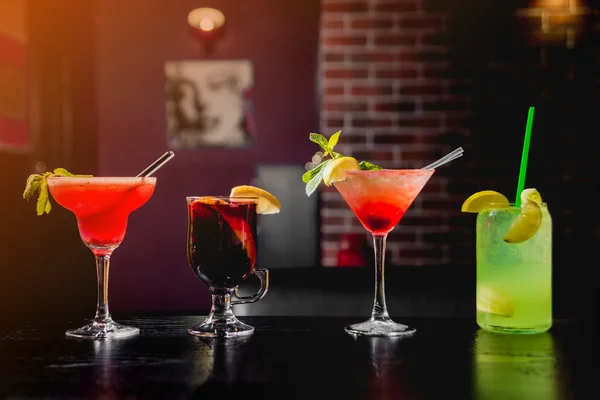 Färgade Cocktails på baren — Stockfoto