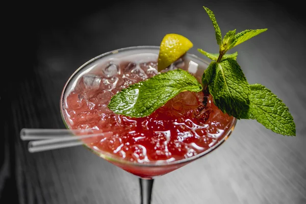 Röd cocktail med citron och mynta — Stockfoto