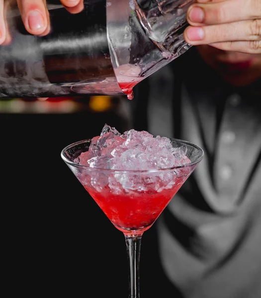 Manliga händer hälla cocktail i glas — Stockfoto
