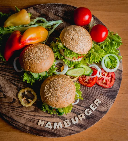 Krásný velký hamburger se zeleninou — Stock fotografie