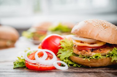 Sebzeli güzel büyük hamburger