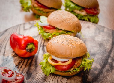 Sebzeli güzel büyük hamburger