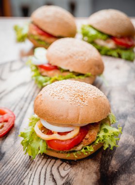 Sebzeli güzel büyük hamburger