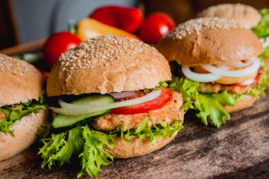 Sebzeli güzel büyük hamburger