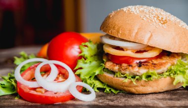 Sebzeli güzel büyük hamburger