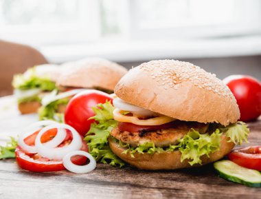 Sebzeli güzel büyük hamburger