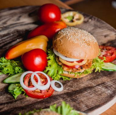 Sebzeli güzel büyük hamburger