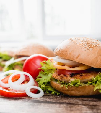 büyük hamburger domates dilimleri ile