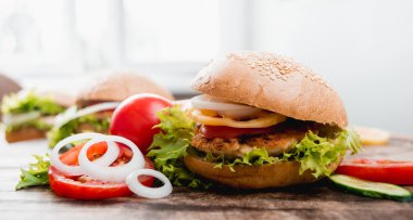 büyük hamburger domates dilimleri ile